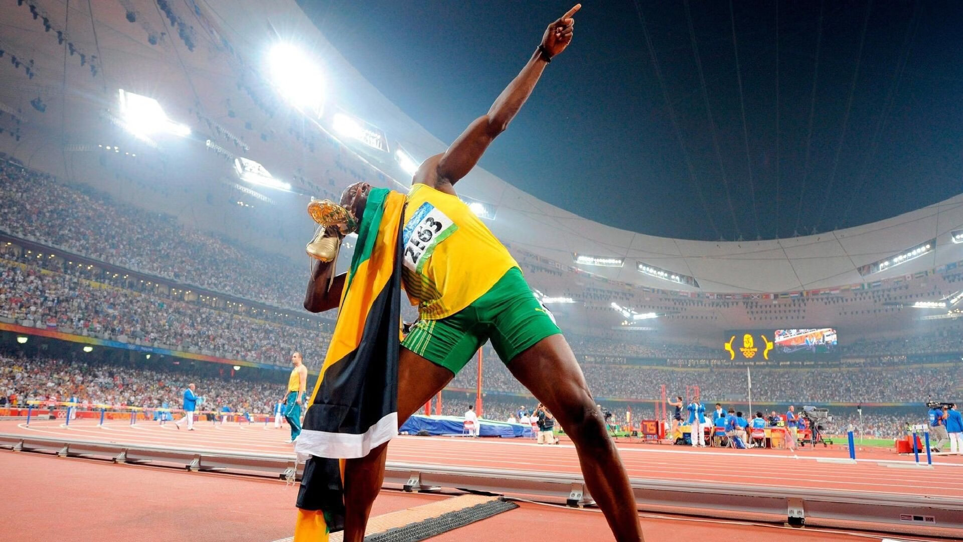 爱游戏官方网站-拜仁边路传中战术：套路升级，制造得分机会，拜仁传奇边后卫